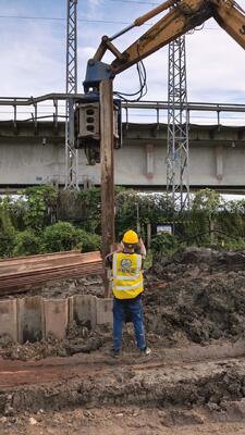 Compact Structure Confined Spaces Pile Driver – Dual Pump Flow Merging System & Low Headroom Capability