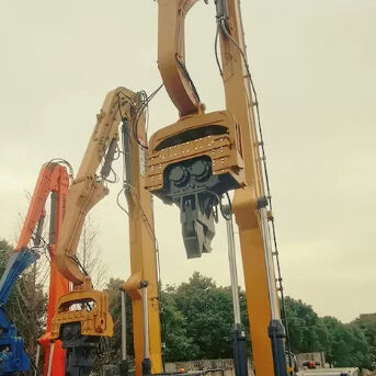 Engin de battage photovoltaïque avec système de fusion de flux à double pompe pour une sortie de vibration à haute fréquence