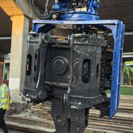 Side Grip Pile Driver With Full 360 Degree Continuous Rotation & Low Headroom Operation Capability – SV-400 For 32–40t Excavators