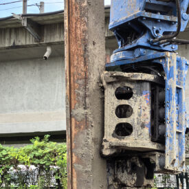 Side Grip Pile Driver – Bidirectional Tilt Driving Head & Low Noise Eco Friendly Operation – Ultimate Low-Headroom Piling Solution